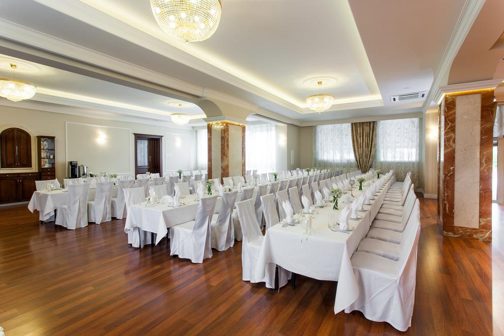 Hotel Panorama Ostrowiec Świętokrzyski Kültér fotó